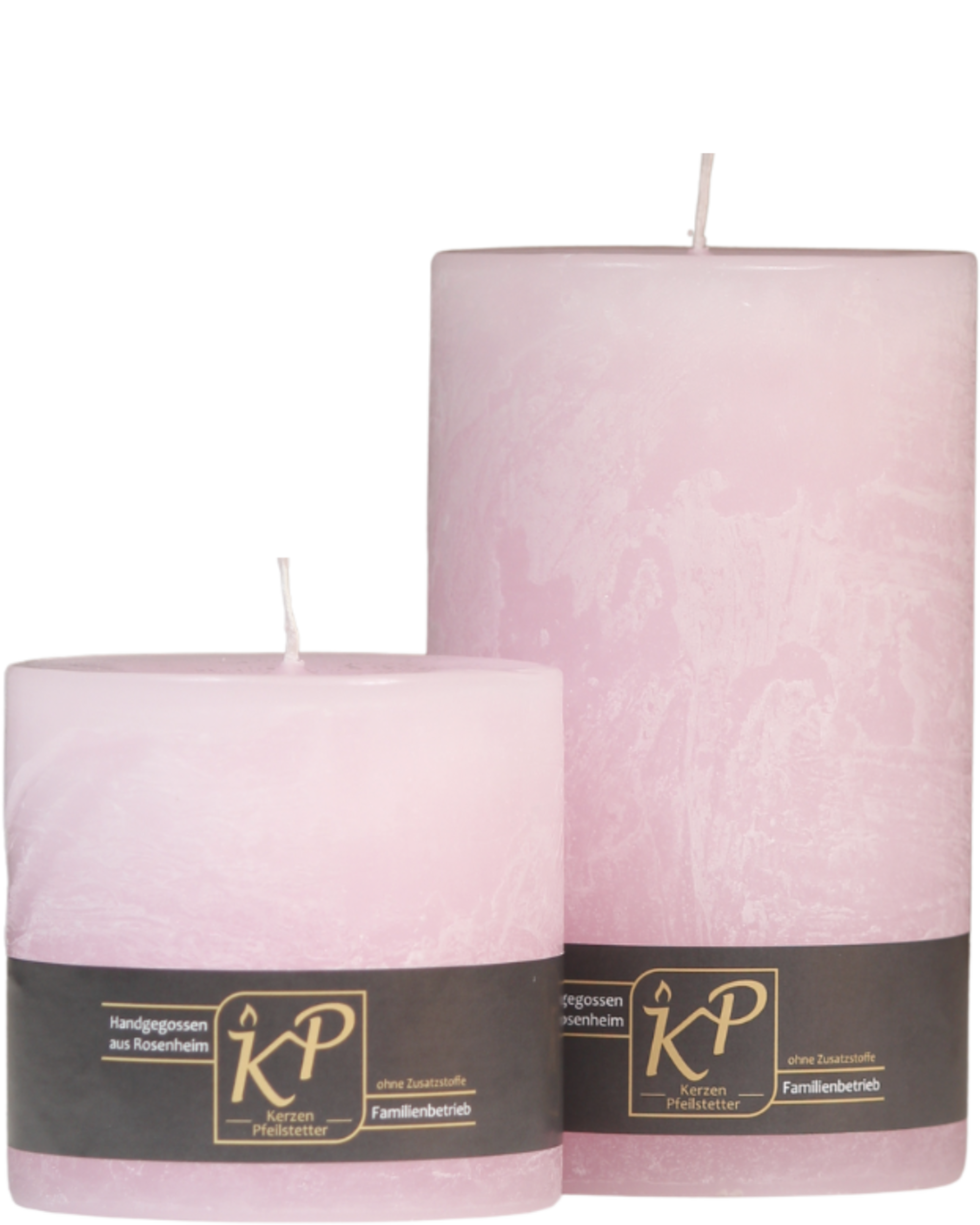 Zwei Stumpenkerzen in pastellrosa nebeneinander – in den Größen Klein und Mittel.