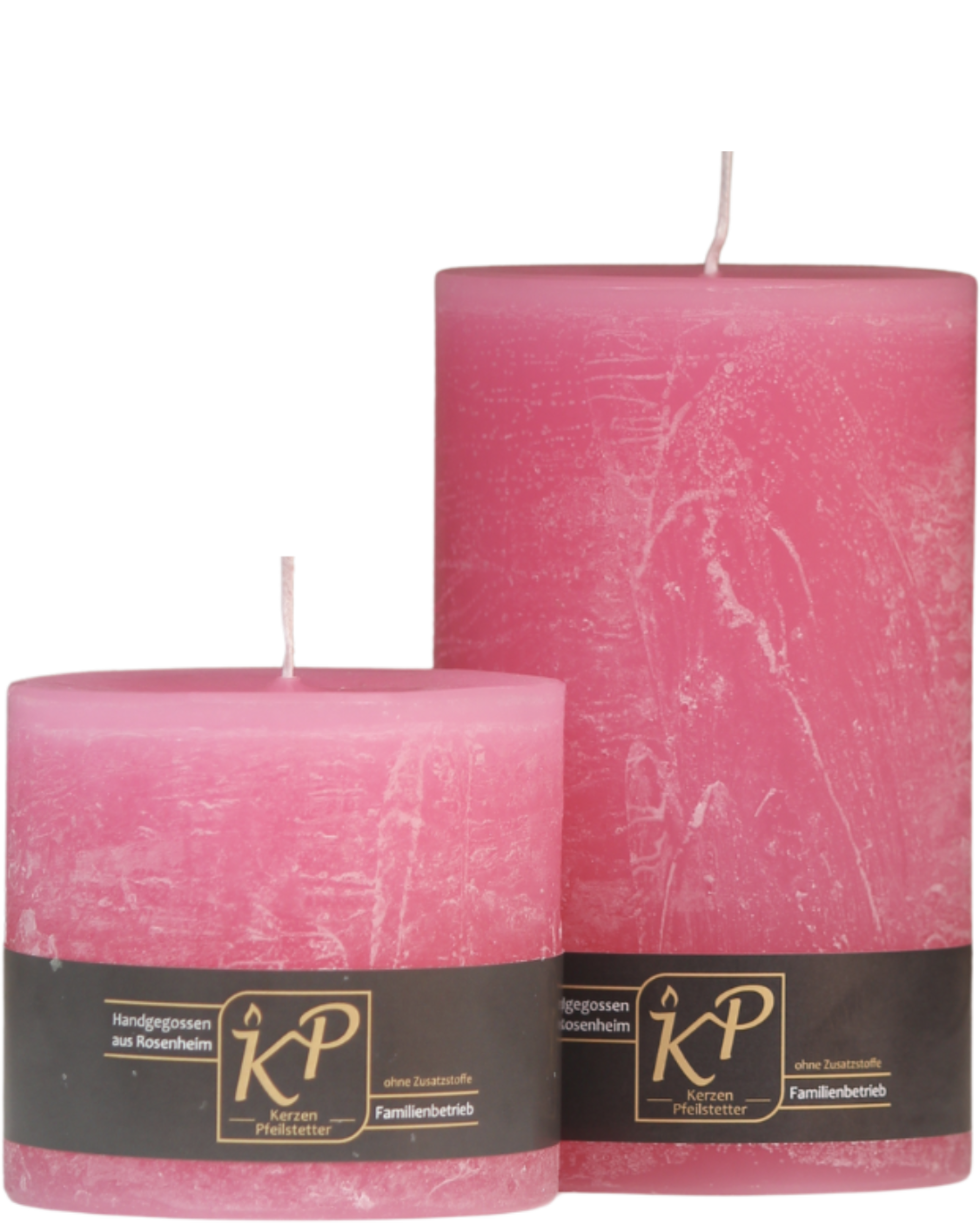 Zwei Stumpenkerzen in pink nebeneinander – in den Größen Klein und Mittel.