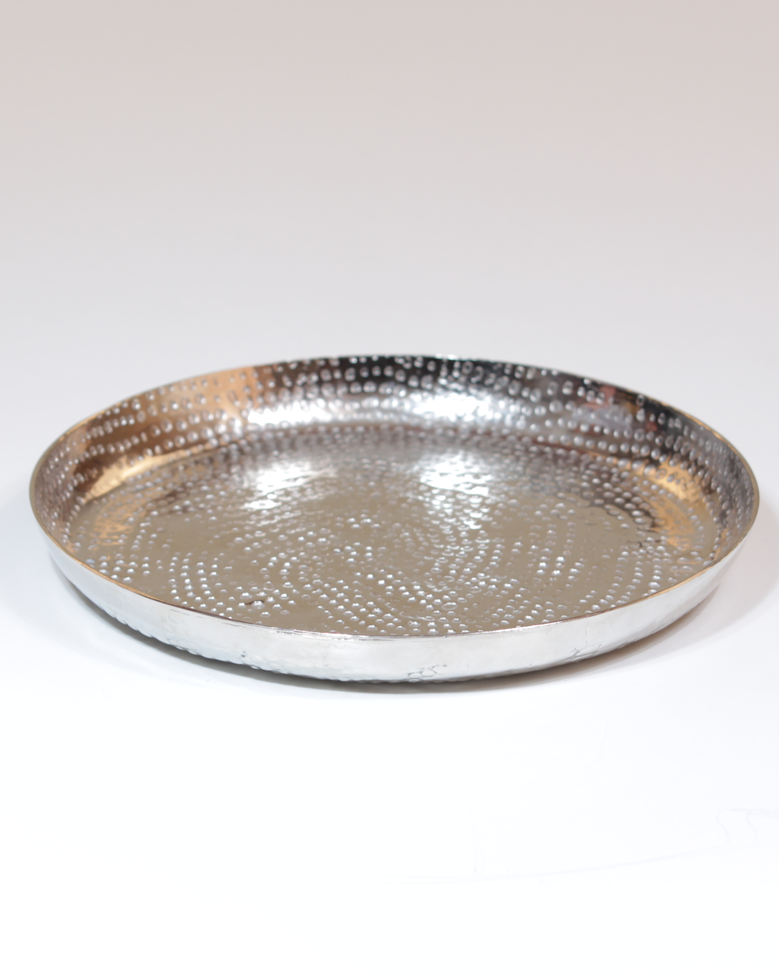 Großer Kerzenteller aus Metall in gehämmerter Silberoptik.