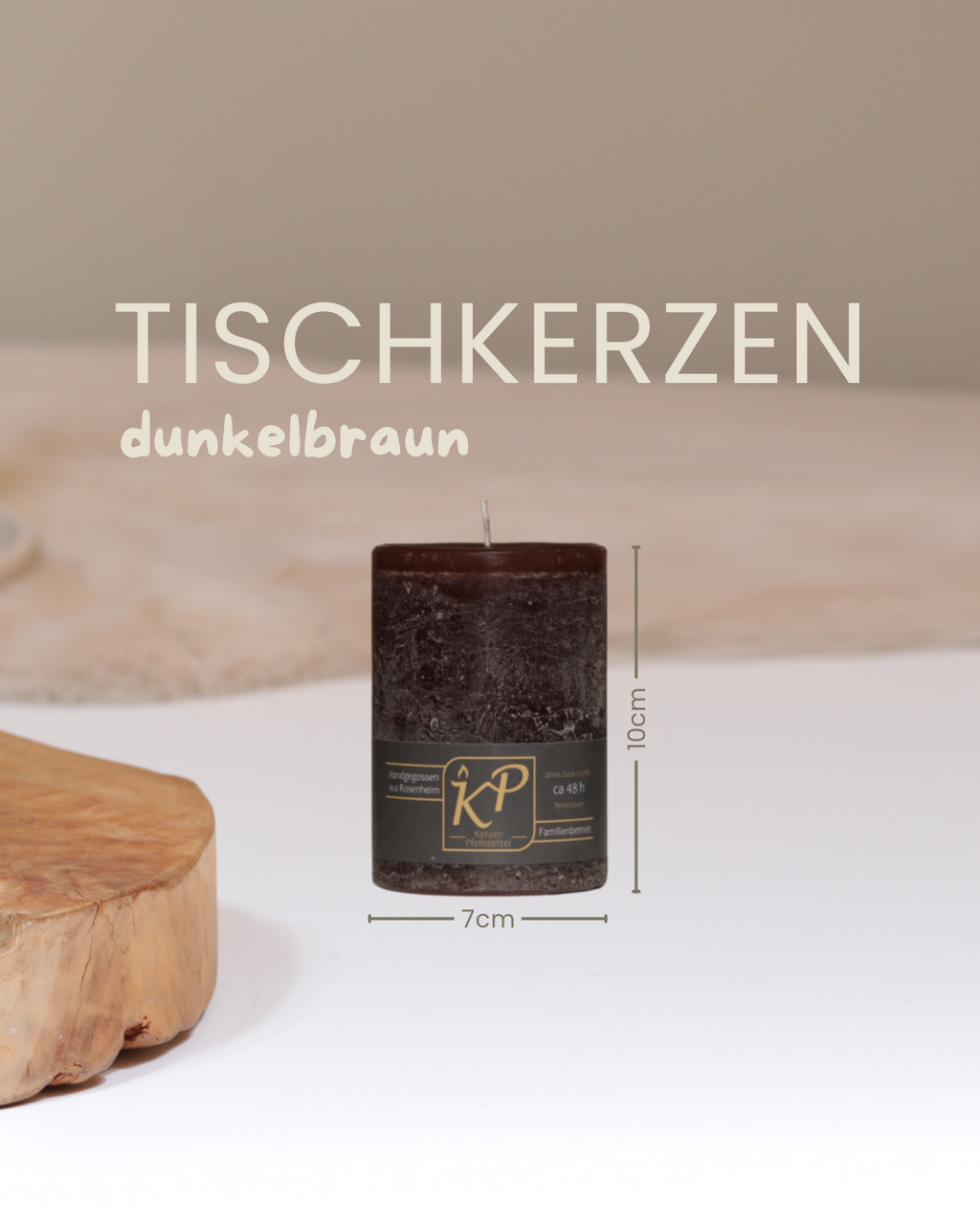 Tischkerze in dunkelbraun mit Angaben zu Höhe und Durchmesser.