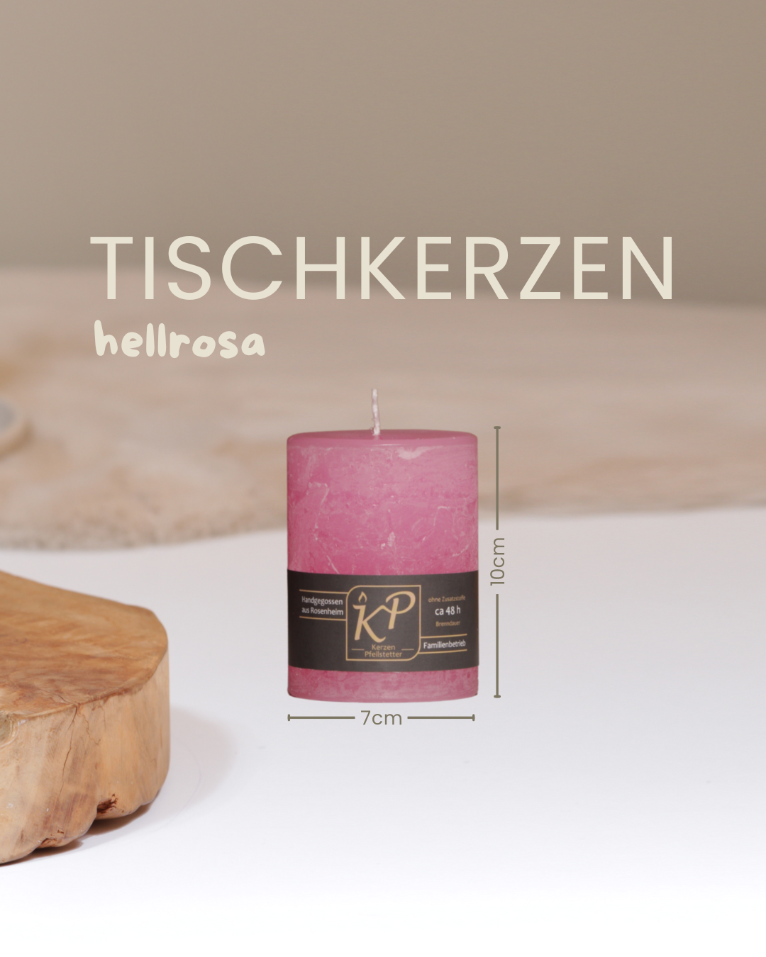 Tischkerze in hellrosa mit Angaben zu Höhe und Durchmesser.