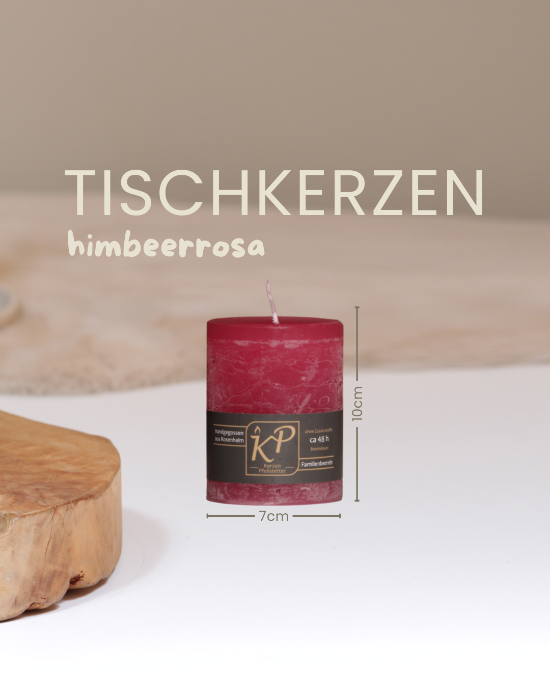 Tischkerze in himbeerrosa mit Angaben zu Höhe und Durchmesser.