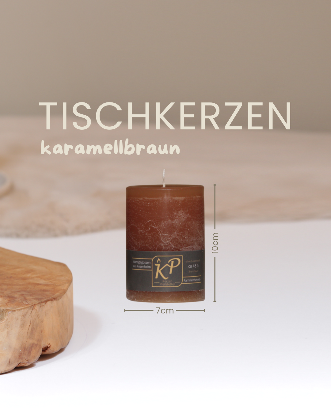 Tischkerze in karamellbraun mit Angaben zu Höhe und Durchmesser.