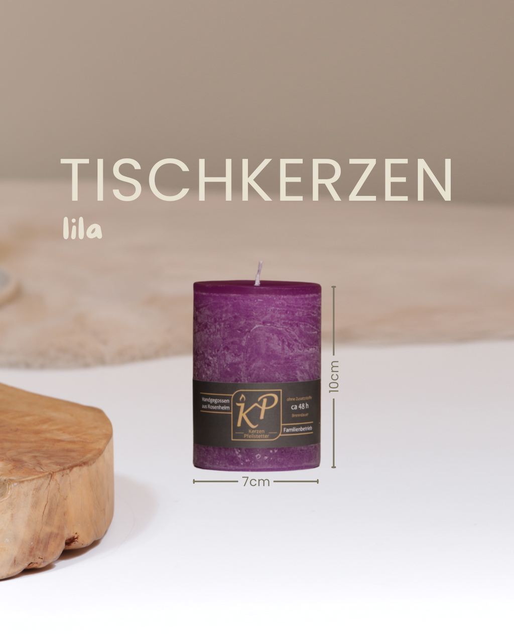 Tischkerze in lila mit Angaben zu Höhe und Durchmesser.