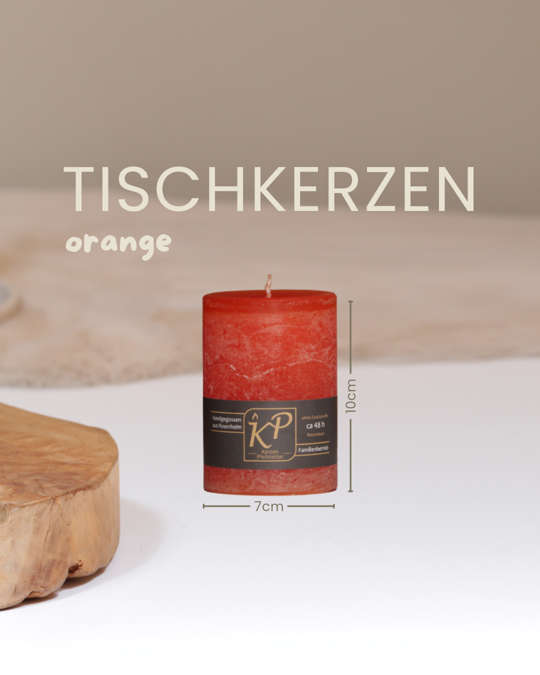 Tischkerze in orange mit Angaben zu Höhe und Durchmesser.