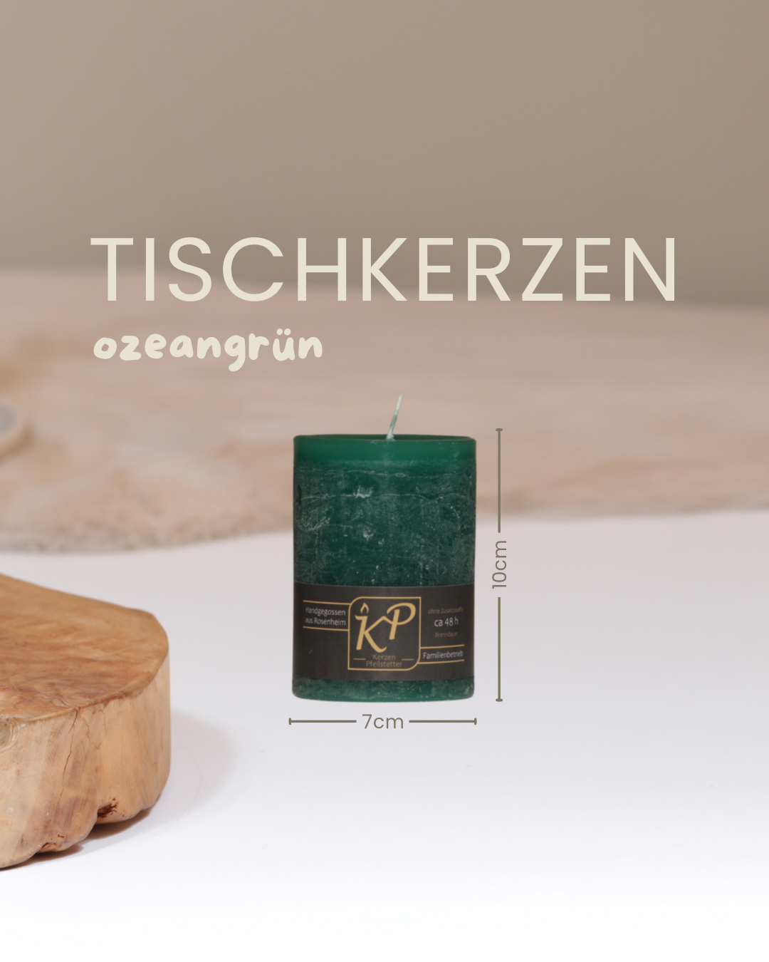 Tischkerze in ozeangrün mit Angaben zu Höhe und Durchmesser.