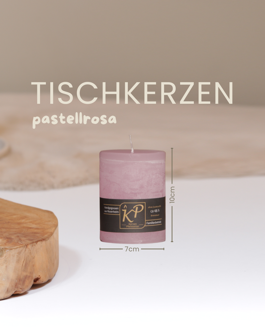 Tischkerze in pastellrosa mit Angaben zu Höhe und Durchmesser.
