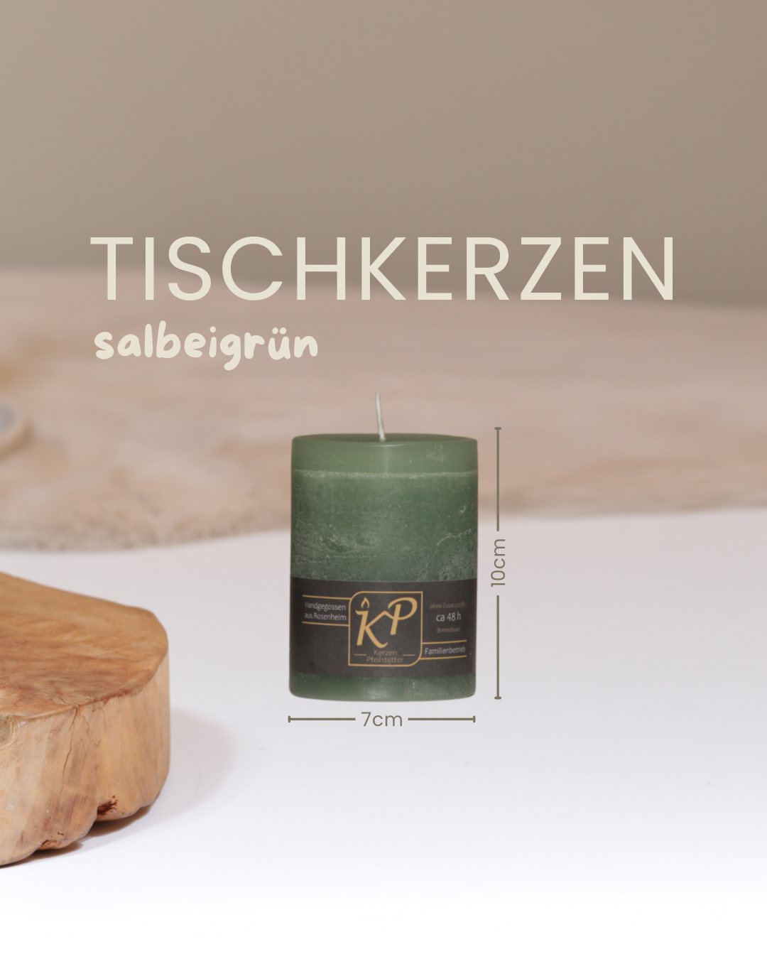 Tischkerze in salbeigrün mit Angaben zu Höhe und Durchmesser.