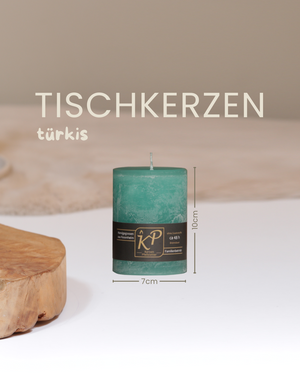 Tischkerze in türkis mit Angaben zu Höhe und Durchmesser.