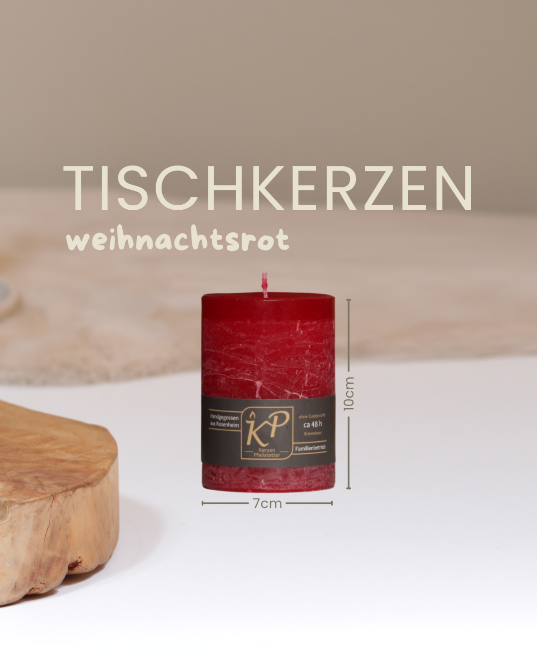 Tischkerze in weihnachtsrot mit Angaben zu Höhe und Durchmesser.