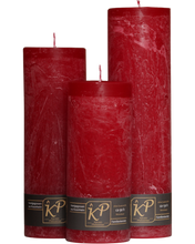 Drei Blütenkerzen in weihnachtsrot nebeneinander – in den Größen Klein, Mittel und Groß.