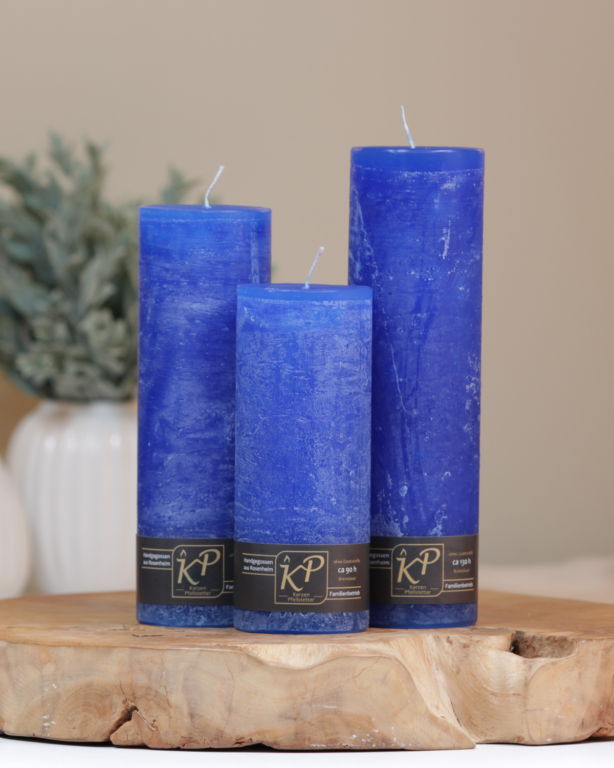 Blütenkerze blau – handgemacht · ~130 h Brenndauer