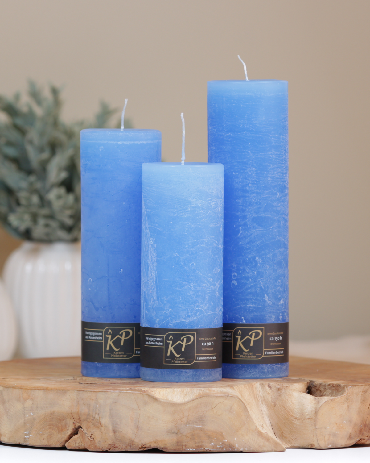 Blütenkerze mittelblau – handgemacht · ~130 h Brenndauer