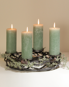 Adventskranz in Treibholz-Optik in Anthrazit mit vier salbeigrünen Kerzen.