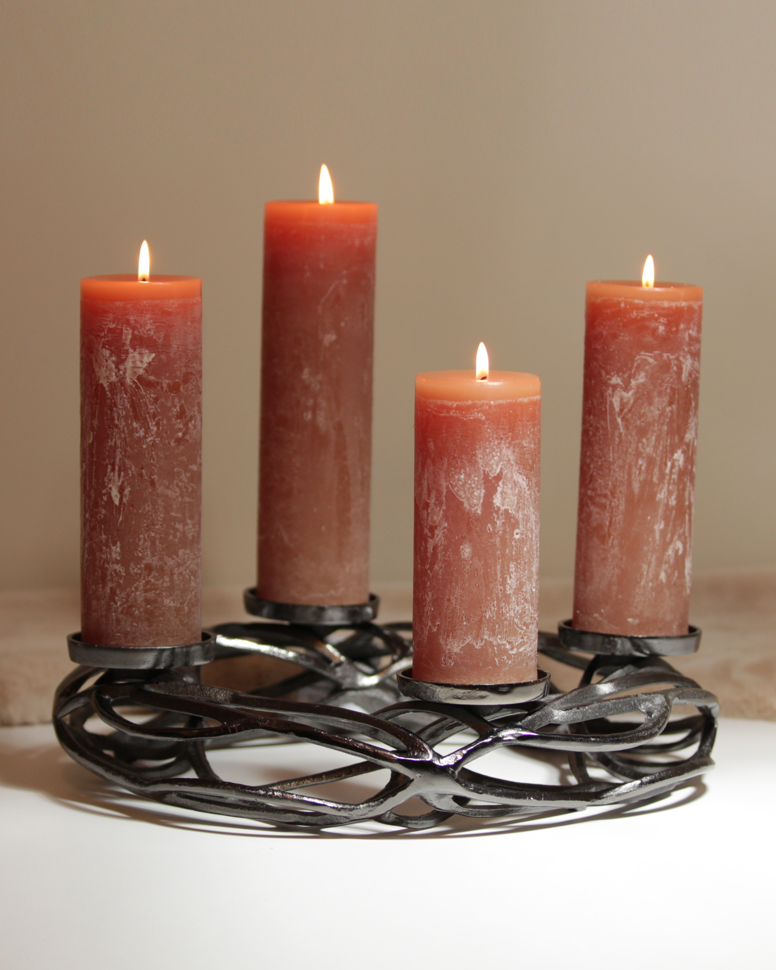 Adventskranz in Treibholz-Optik in Anthrazit mit vier karamellbraunen Kerzen.