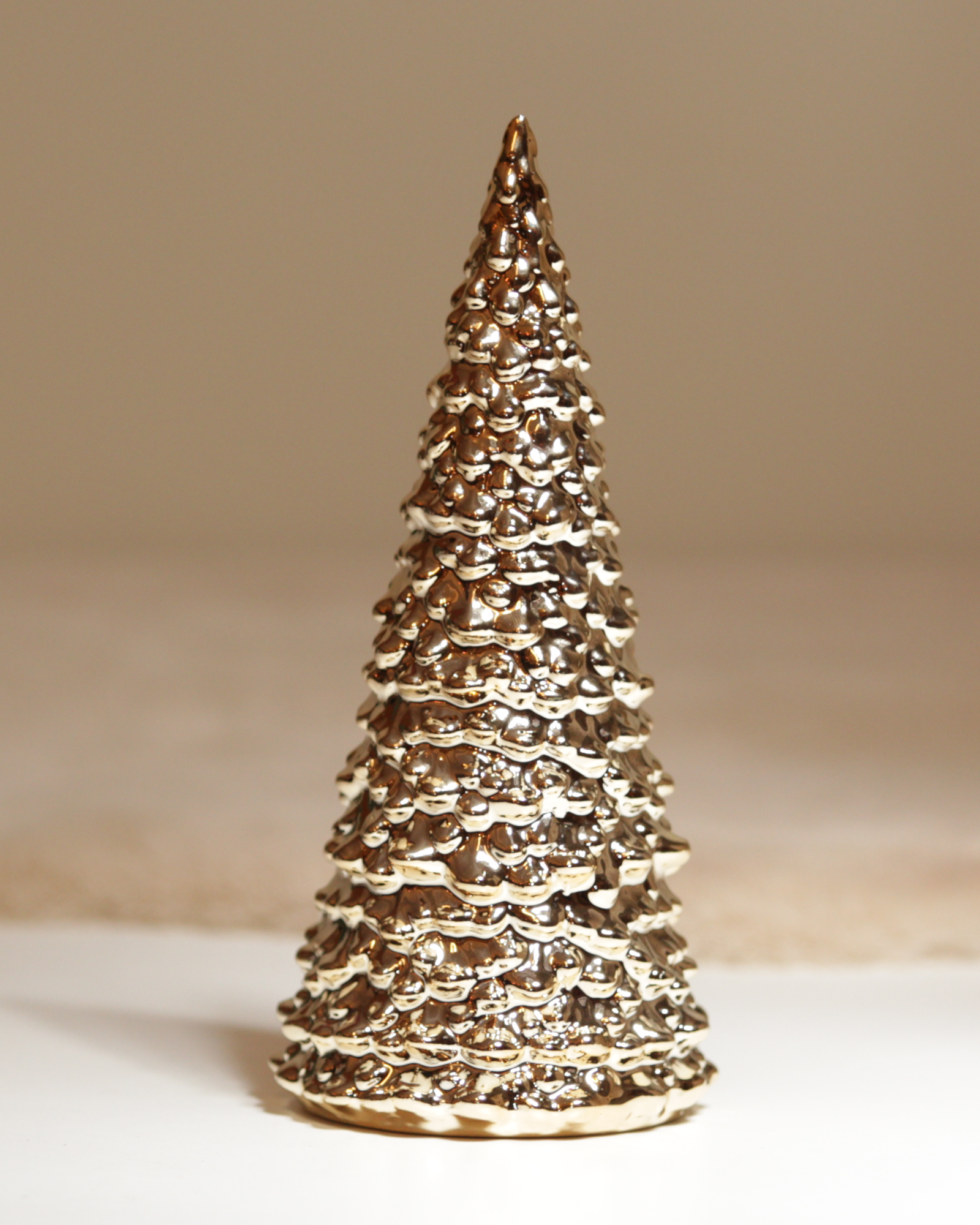 Glänzender goldfarbener Deko-Tannenbaum – Nahaufnahme.