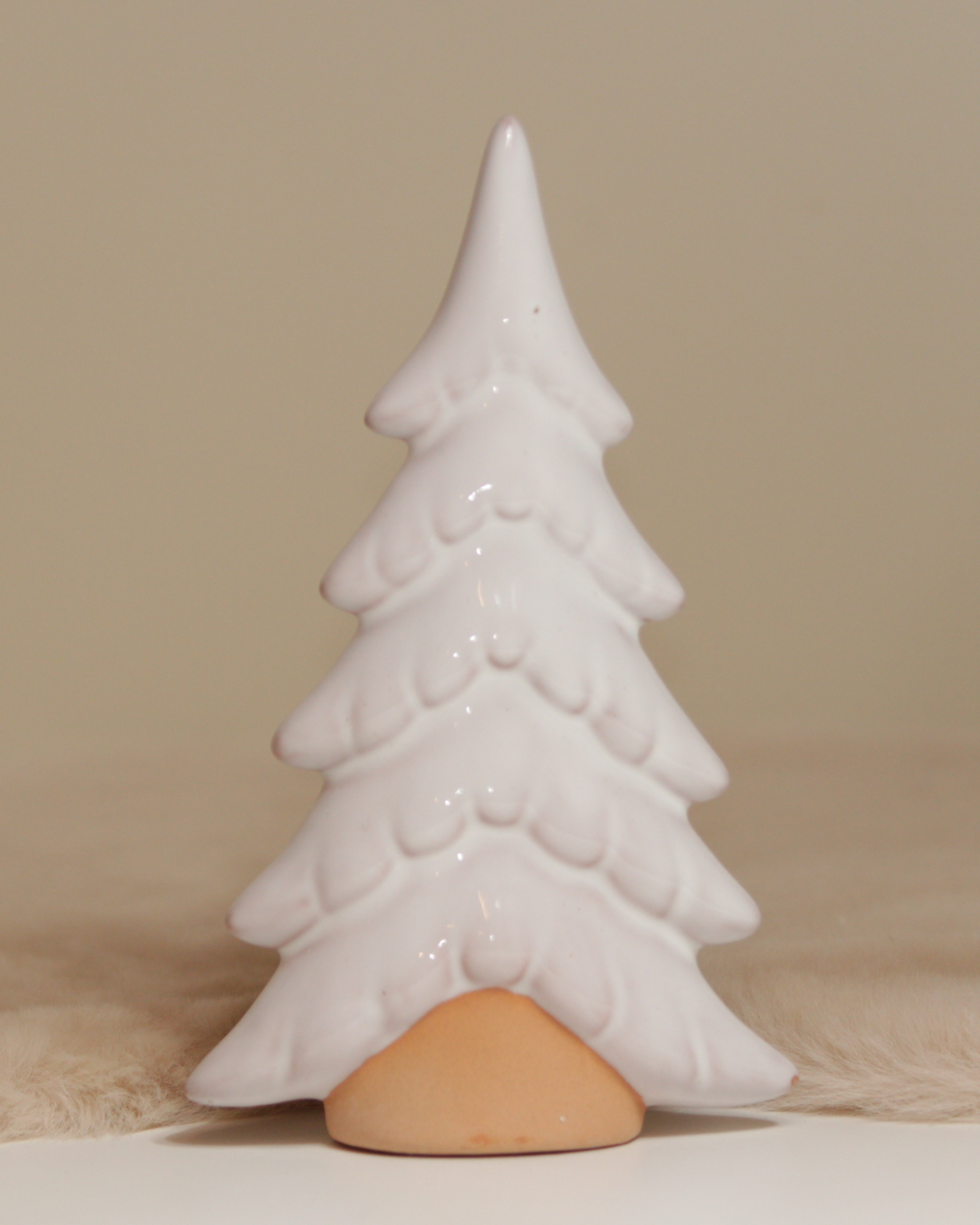 Deko-Tannenbaum in Terracotta – Nahaufnahme.