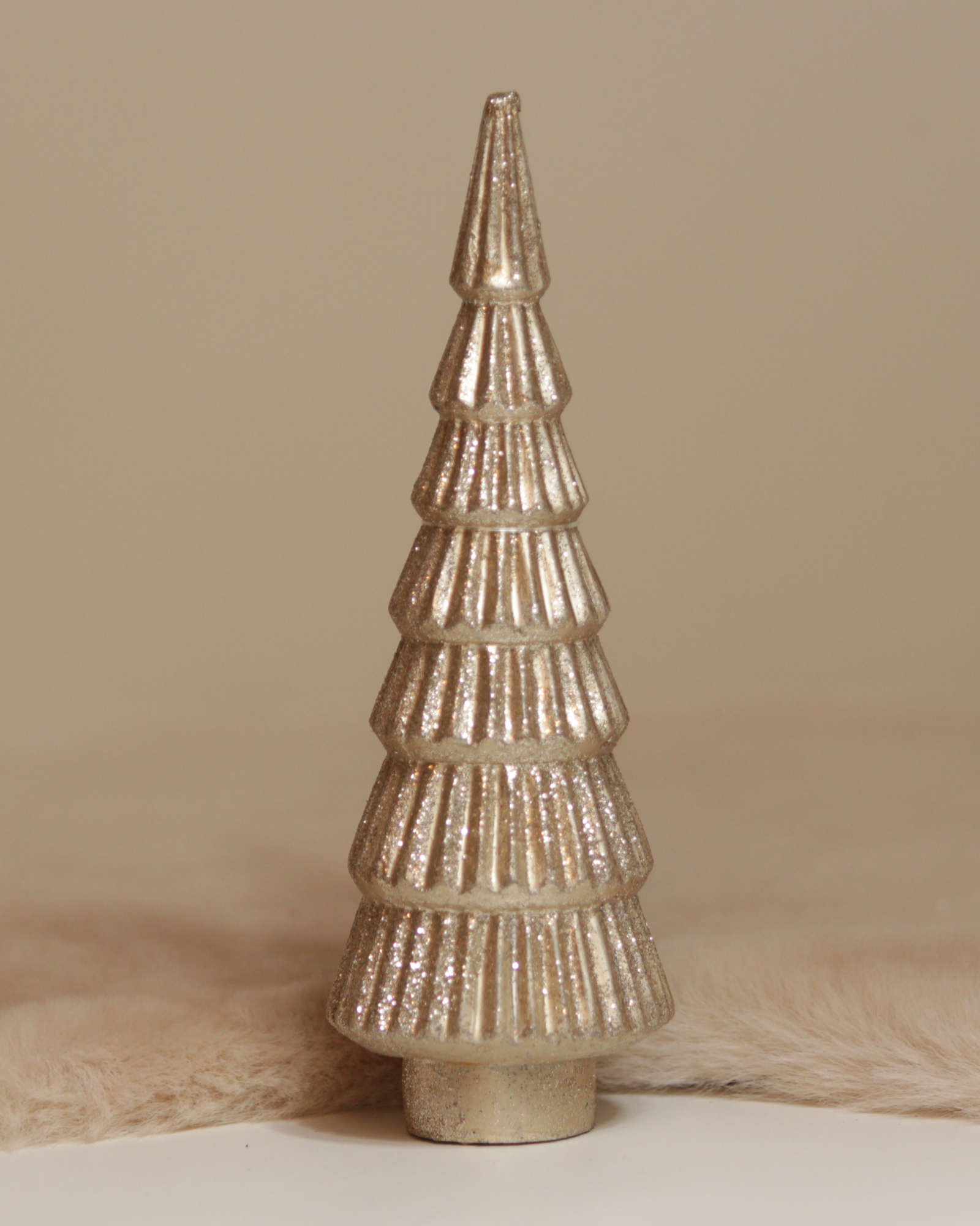 Deko-Tannenbaum mit goldfarbenem Glitzer – Nahaufnahme.
