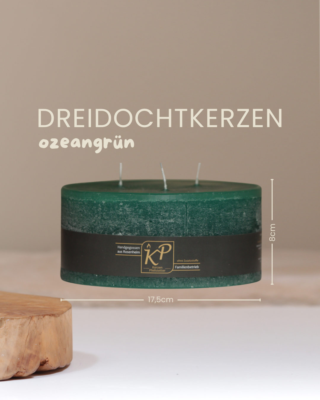 Dreidochtkerze in ozeangrün mit Angaben zu Höhe und Durchmesser.