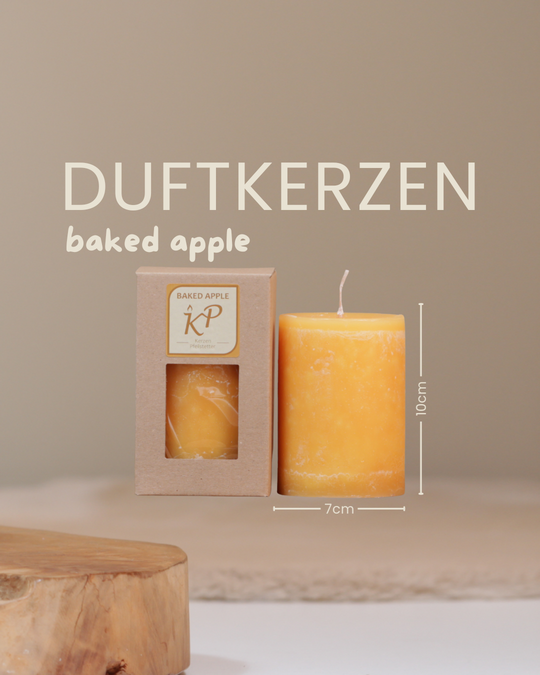 Duftkerze baked apple in der Farbe sonnengelb mit Angaben zu Höhe und Durchmesser.
