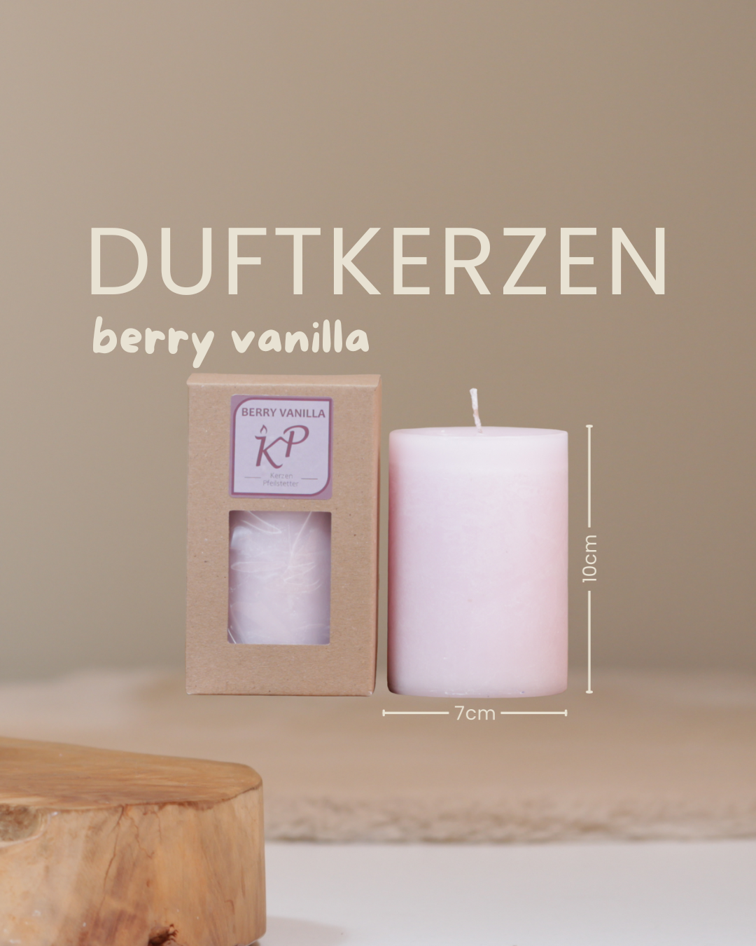 Duftkerze berry vanilla in der Farbe pastellrosa mit Angaben zu Höhe und Durchmesser.
