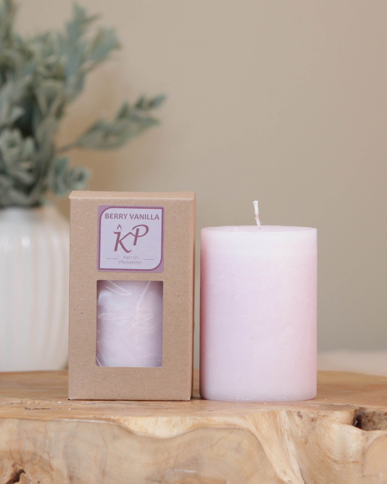Duftkerze berry vanilla in der Farbe pastellrosa mit passender Verpackung.