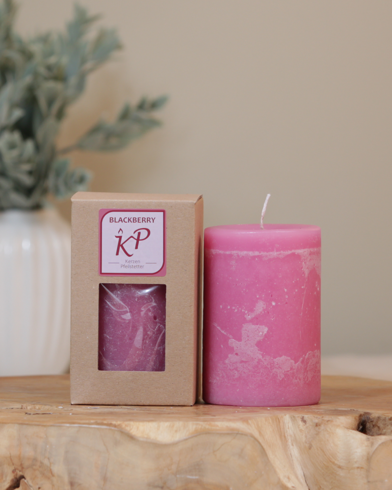 Duftkerze blackberry in der Farbe himbeerrosa mit passender Verpackung.
