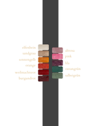 Farbpalette mit 11 verschiedenen Farben handgegossener Dreidochtkerzen.