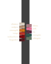 Farbpalette mit 11 verschiedenen Farben handgegossener Dreidochtkerzen.