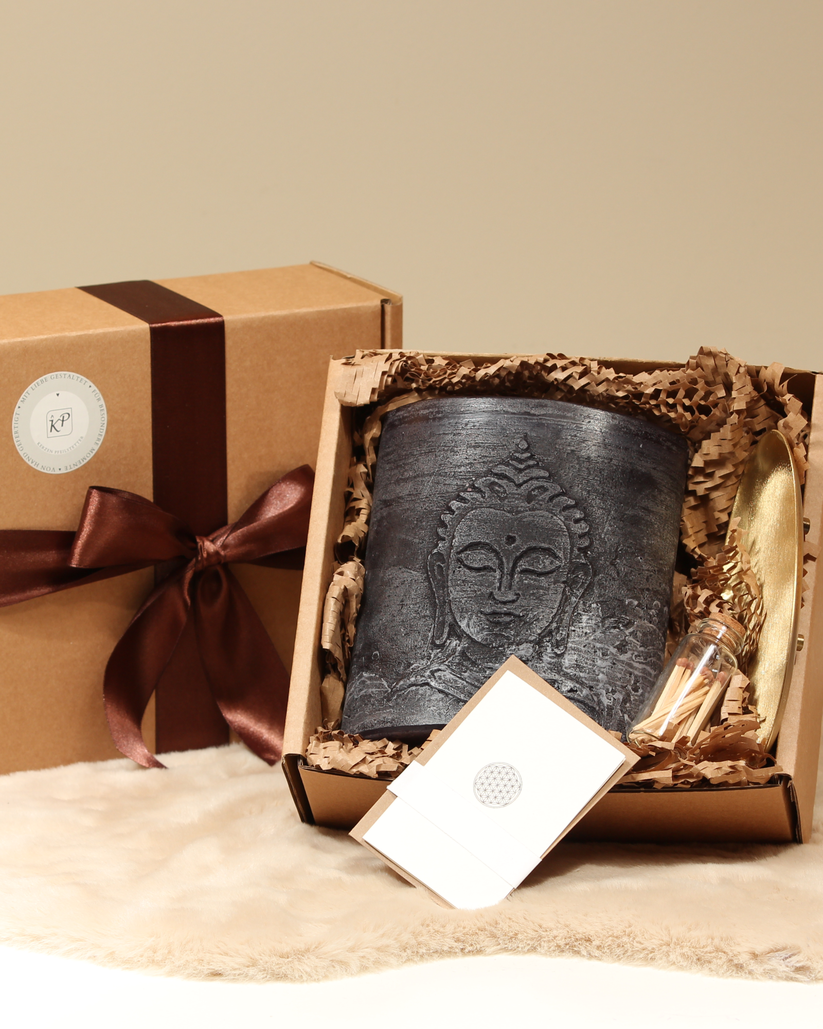 Geschenkbox mit handgegossener Buddha-Zweidochtkerze in Schwarz, Kerzenteller, Streichhölzer und Karte