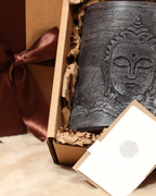 Detailansicht Geschenkbox Buddha Schwarz – Kerze, Glas Streichhölzer und Karte