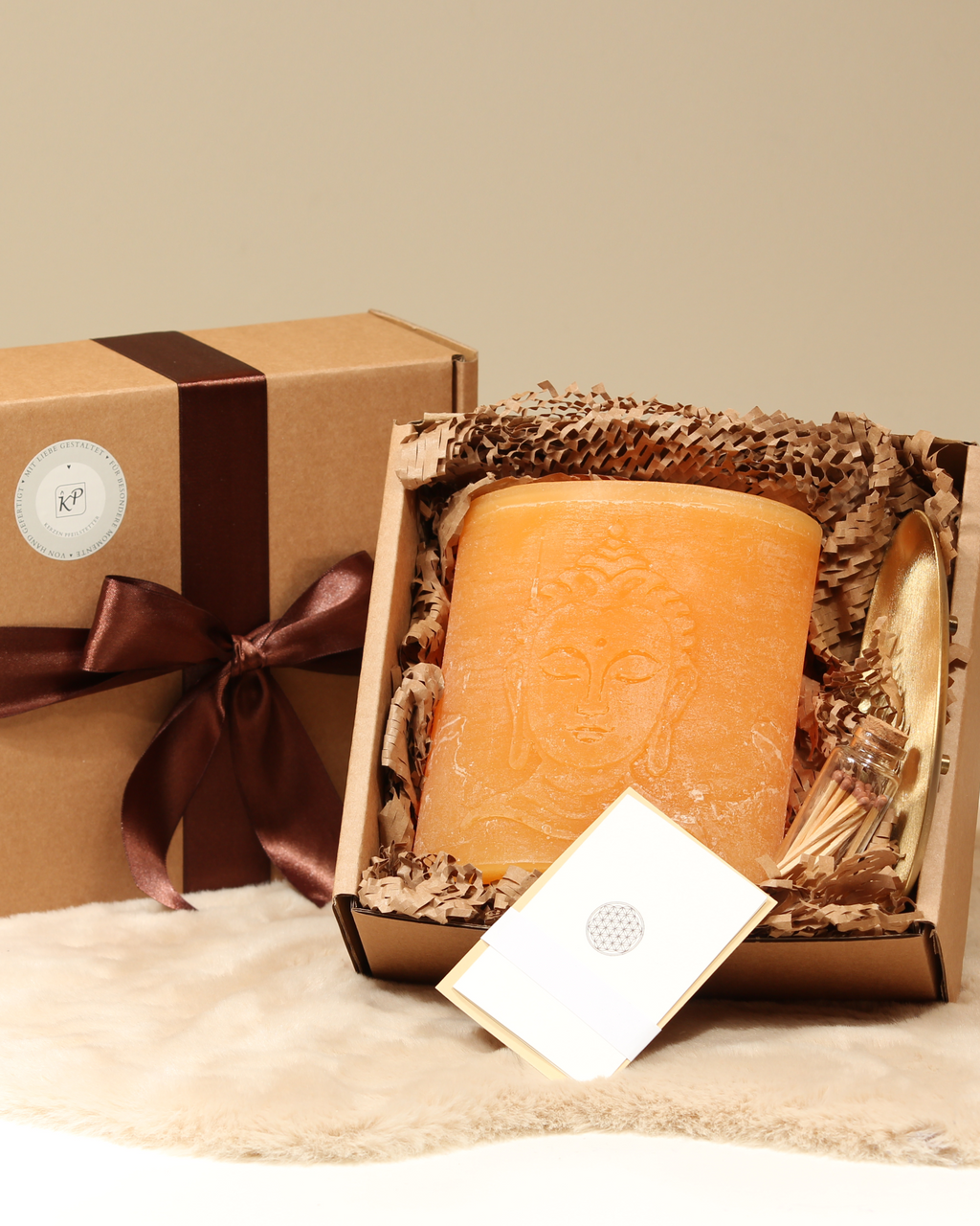 Geschenkbox mit handgegossener Buddha-Zweidochtkerze in Sonnengelb, Kerzenteller, Streichhölzer und Karte