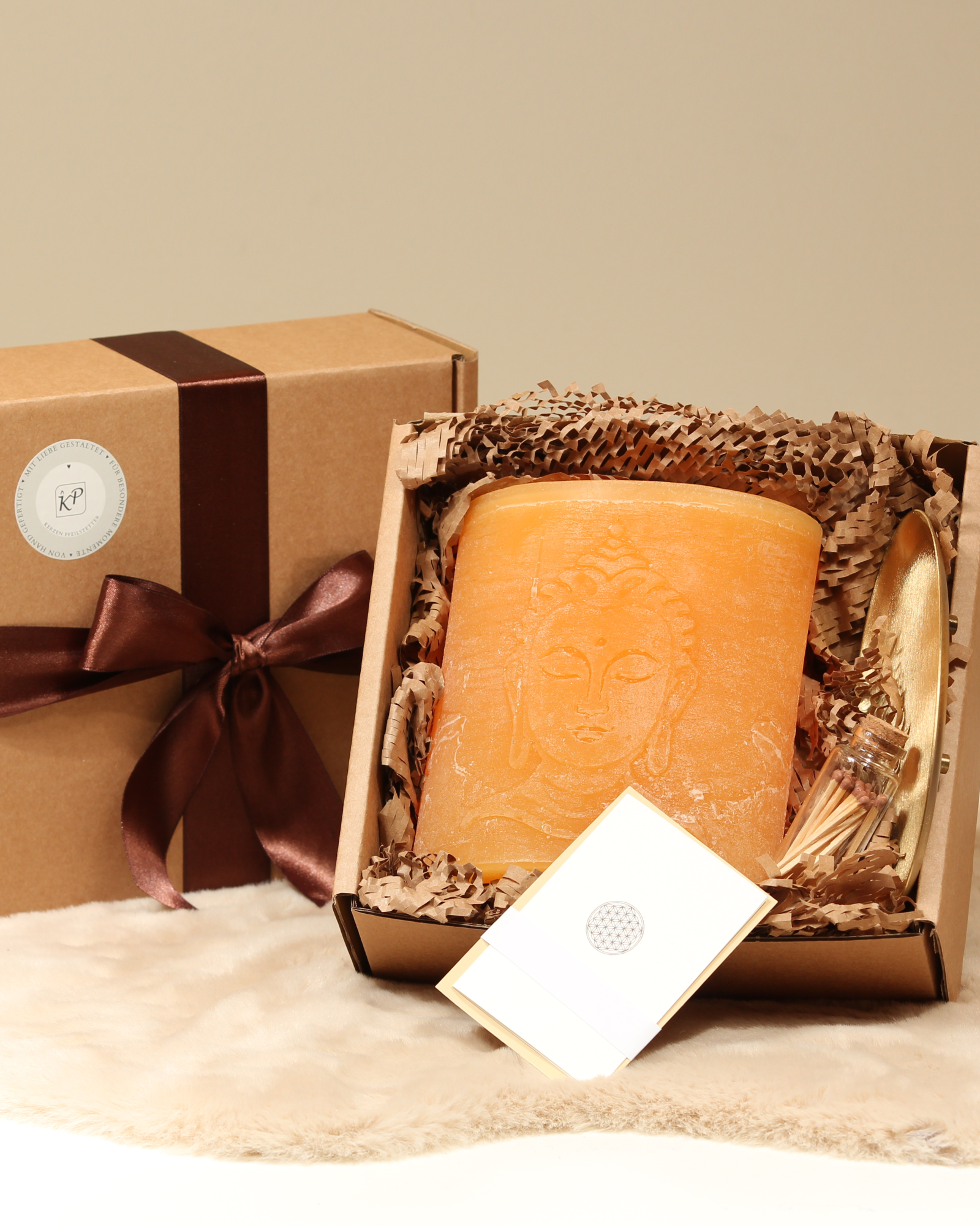 Geschenkbox mit handgegossener Buddha-Zweidochtkerze in Sonnengelb, Kerzenteller, Streichhölzer und Karte