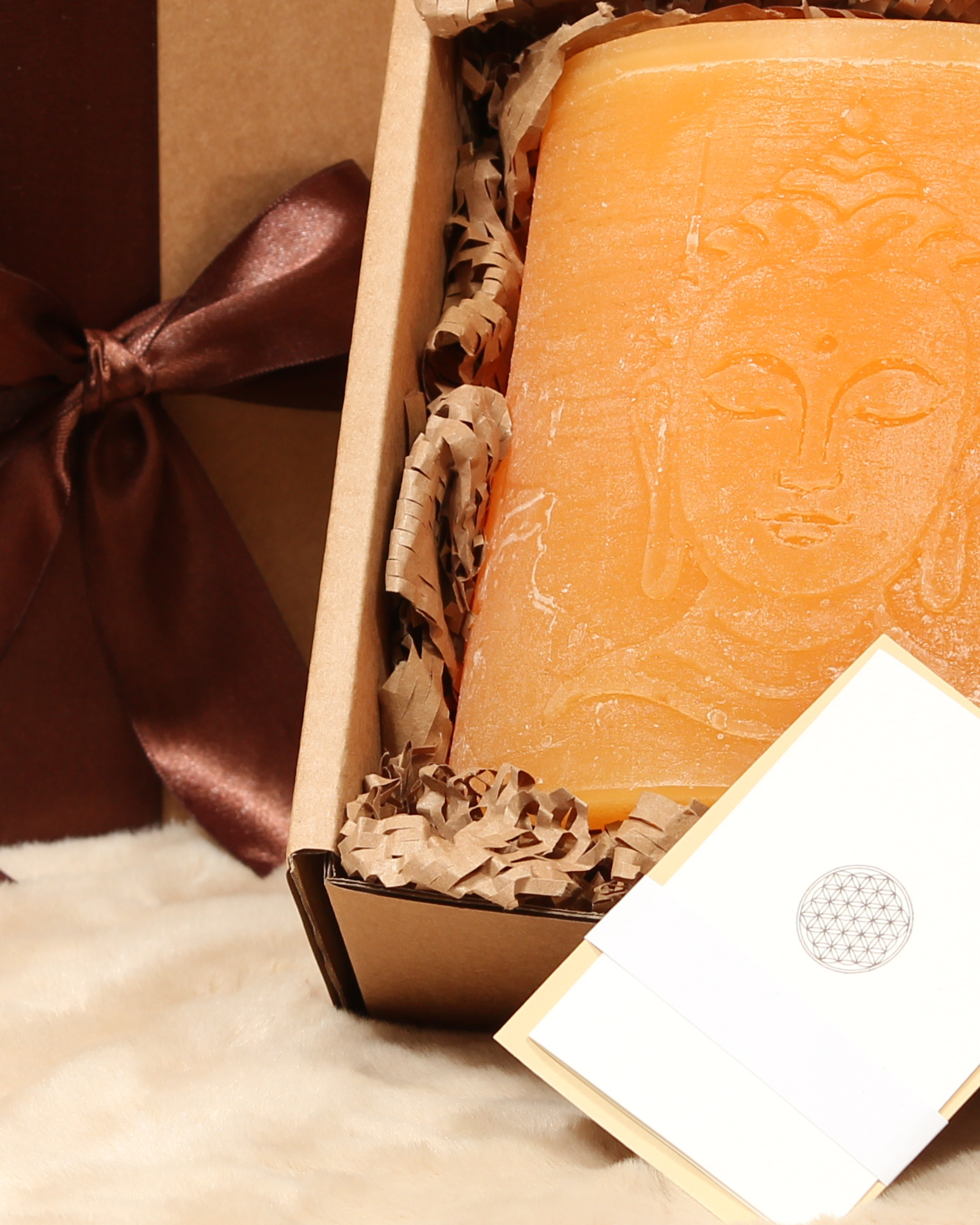 Detailansicht Geschenkbox Buddha Sonnengelb – Kerze mit Accessoires