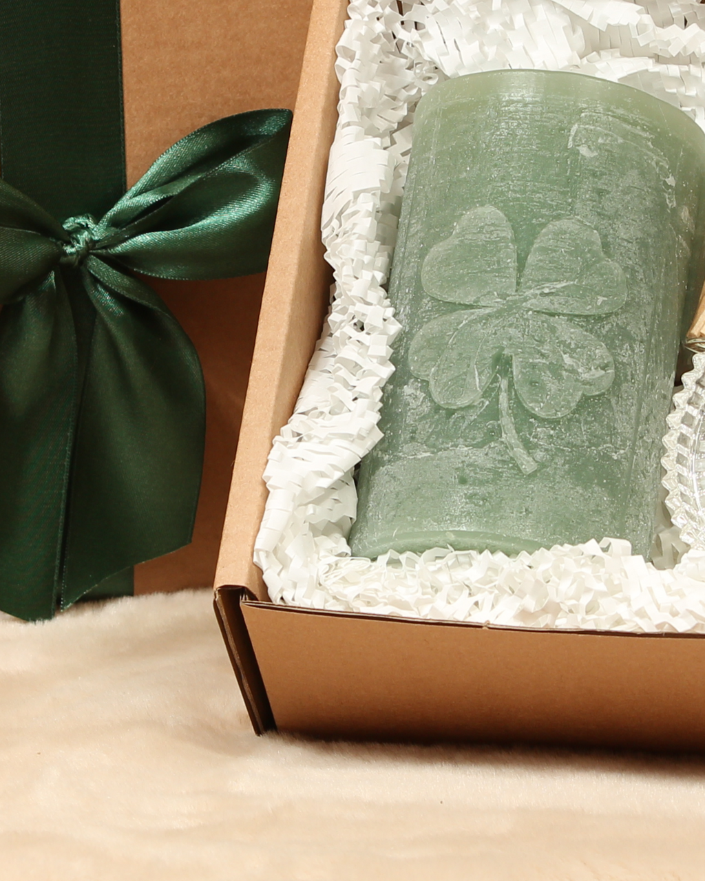 Detailaufnahme Geschenkbox Kleeblatt Salbeigrün – Kerze, Glasuntersetzer und Accessoires