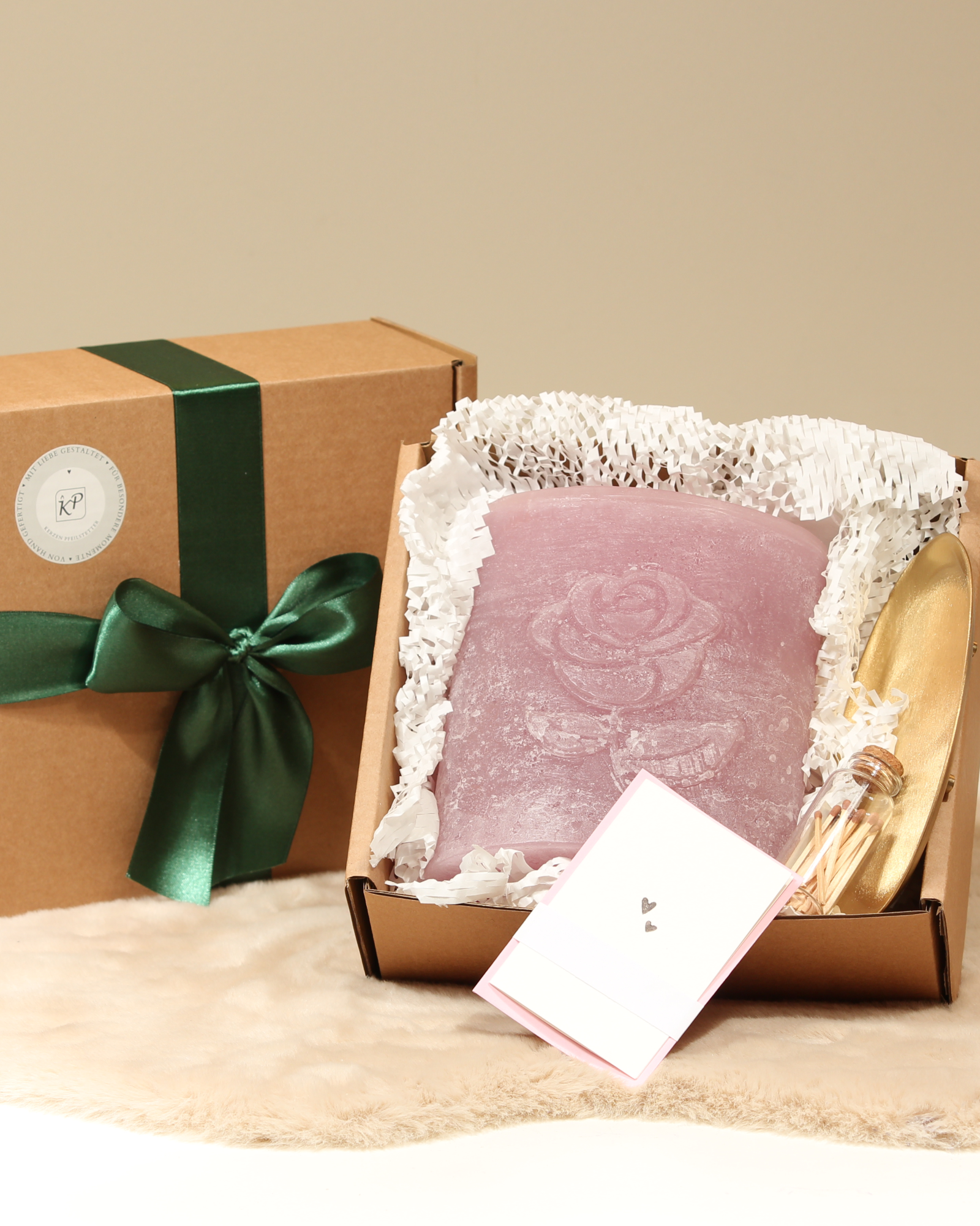 Geschenkbox mit handgegossener Zweidochtkerze im Rosen-Design, altrosa, Kerzenteller, Streichhölzer und Karte