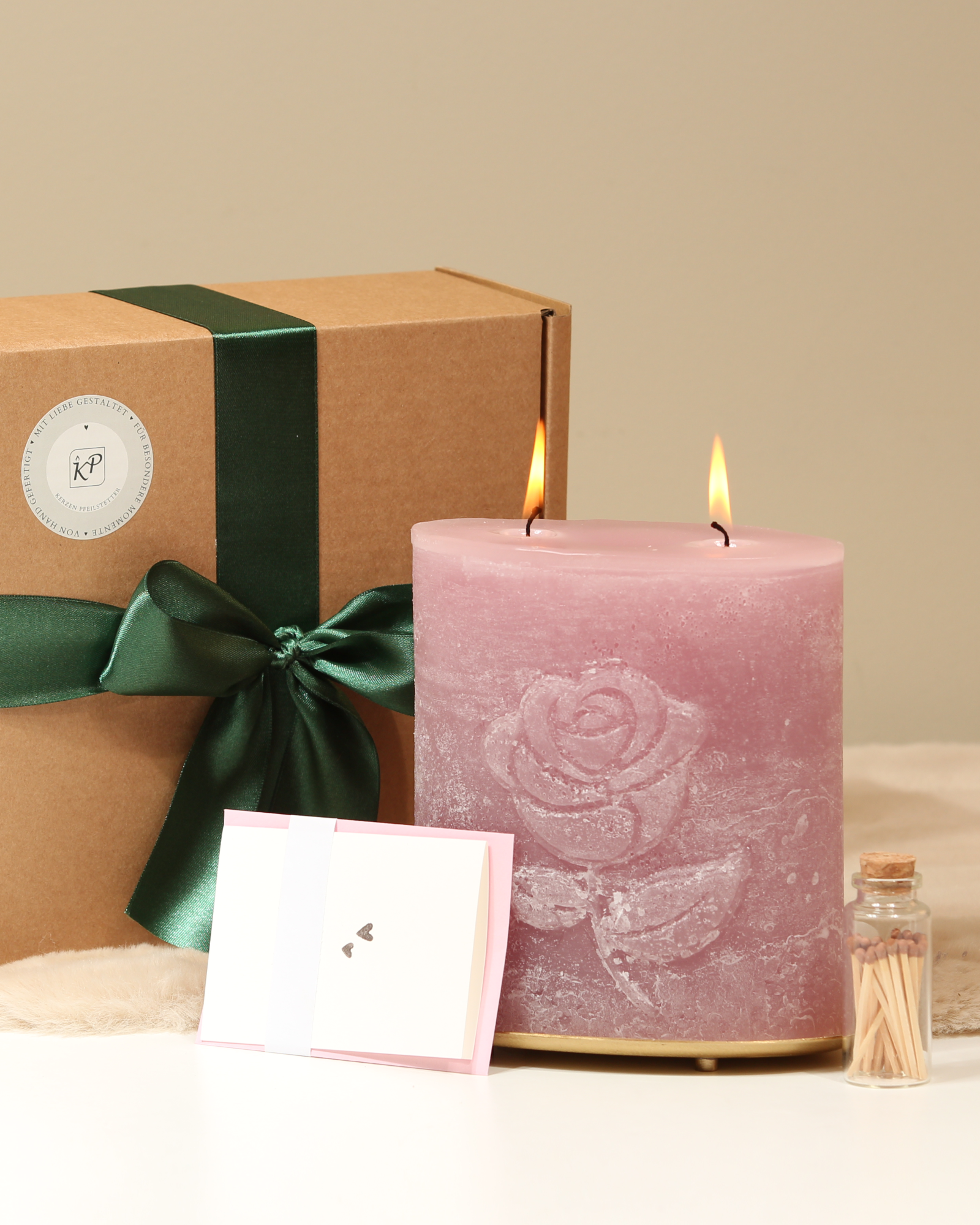 Geschenkbox Rose Altrosa mit Kerze und Zubehör davor arrangiert
