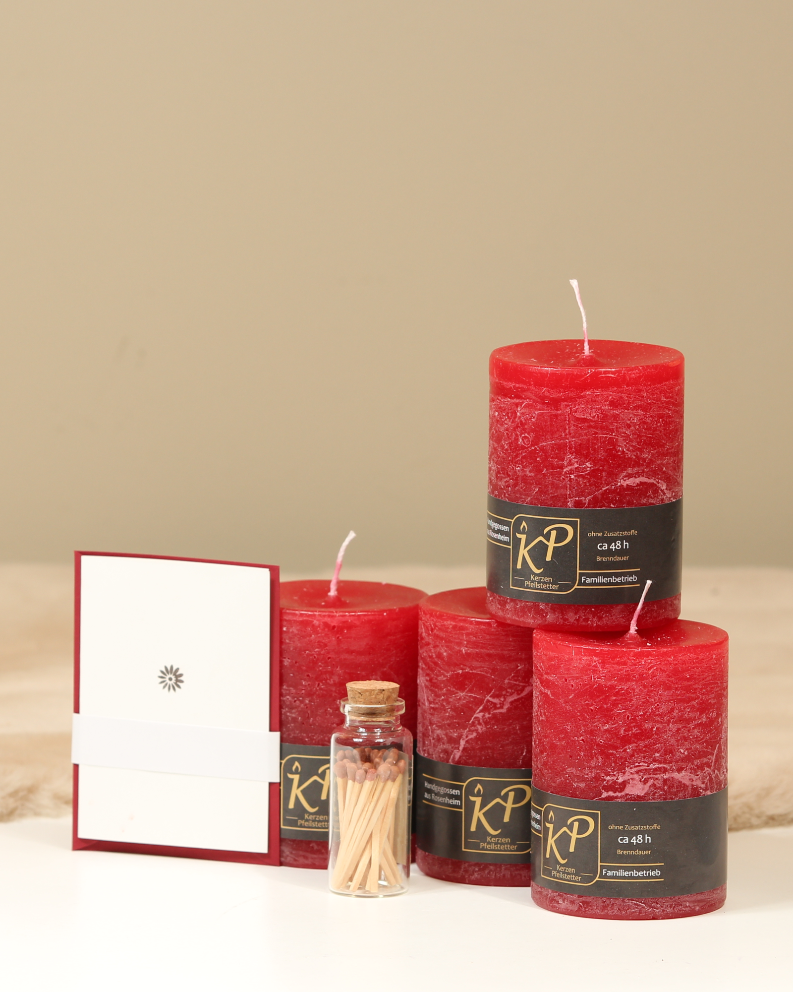 Vier Tischkerzen Winteredition in Weihnachtsrot mit Streichhölzern und Karte