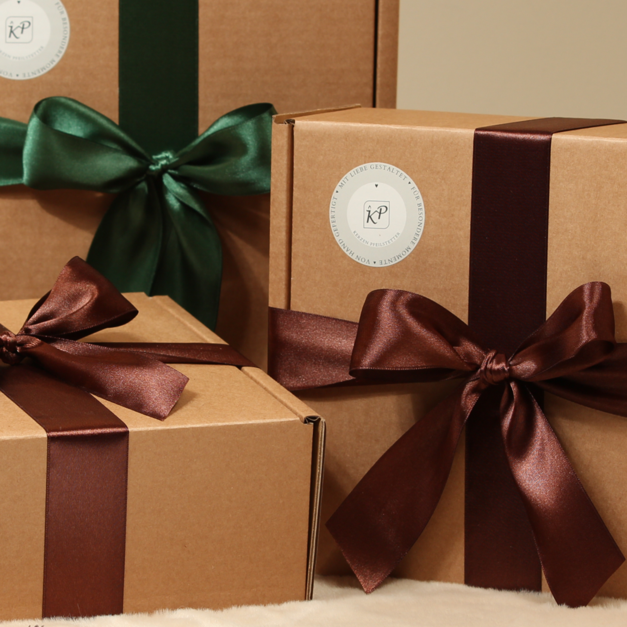 Geschenkboxen mit Satinband – hochwertige Kerzen-Sets handgegossen in Rosenheim