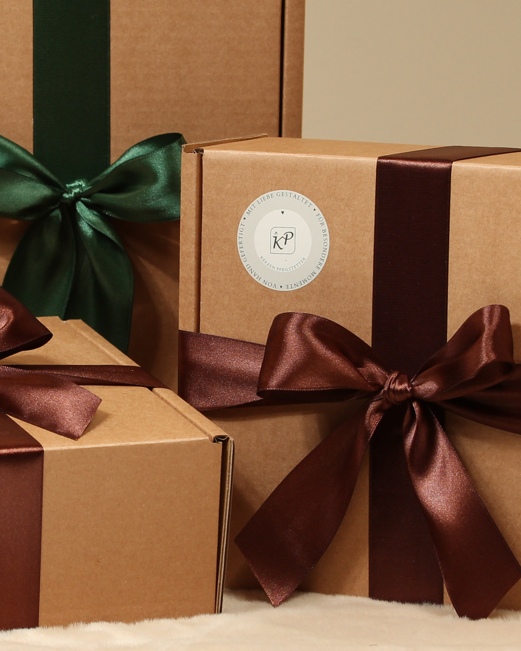 Geschenkboxen mit Satinband – hochwertige Kerzen-Sets handgegossen in Rosenheim
