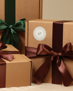 Geschenkboxen mit Satinband – hochwertige Kerzen-Sets handgegossen in Rosenheim