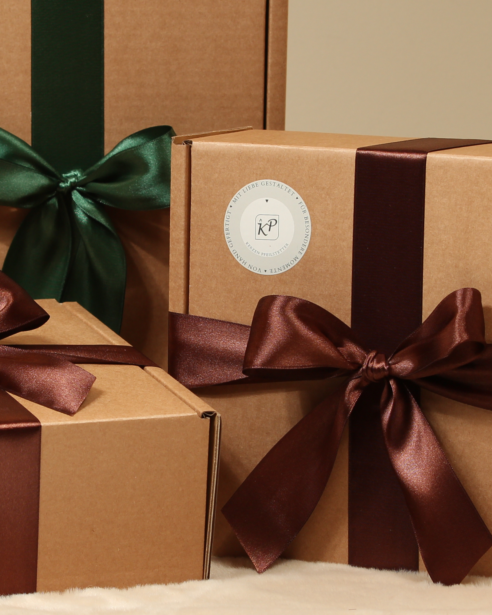 Geschenkboxen mit Satinband – hochwertige Kerzen-Sets handgegossen in Rosenheim
