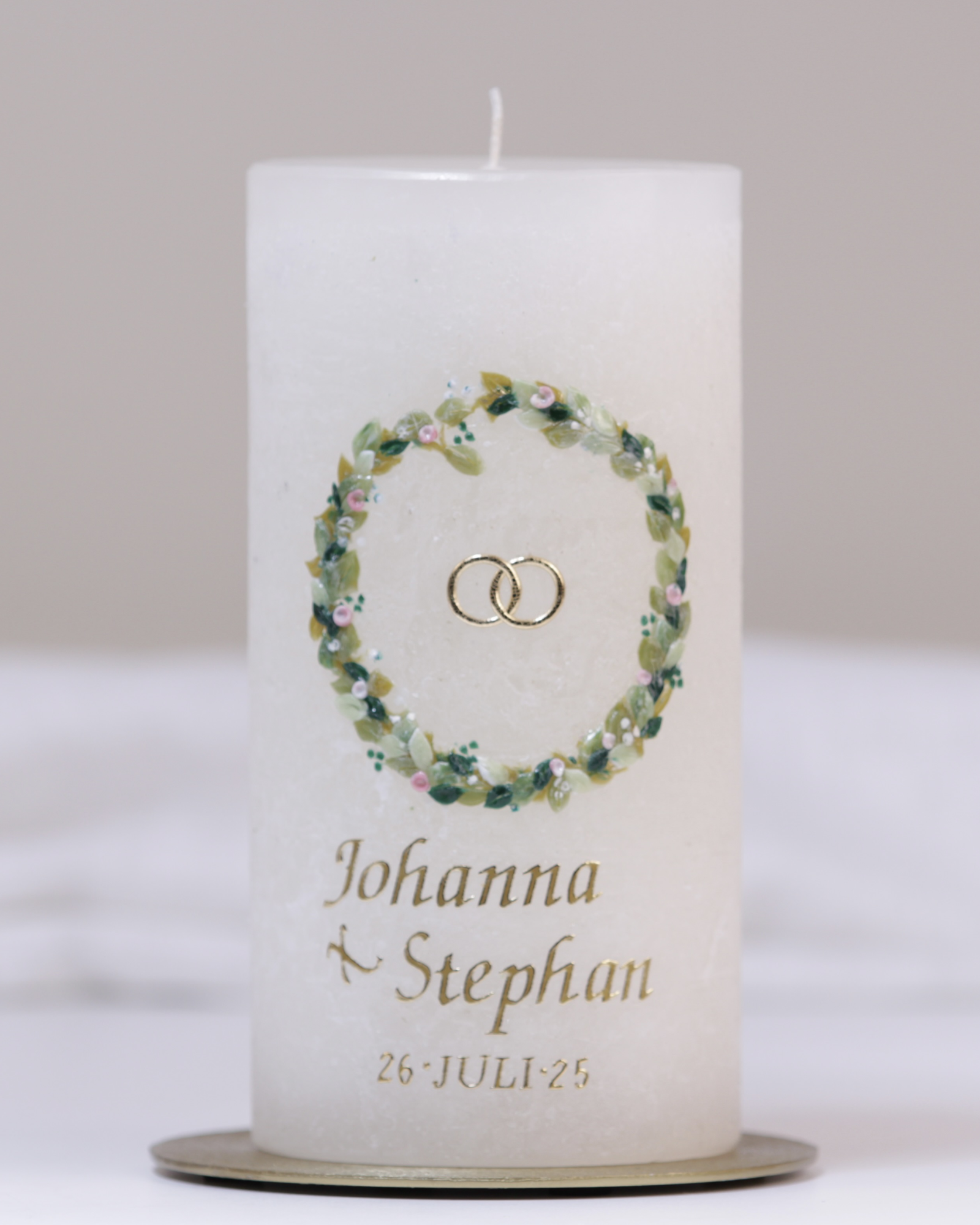 Elfenbeinfarbene Hochzeitskerze mit Blumenkranz, Eheringen und romantischem Spruch – handverziert.