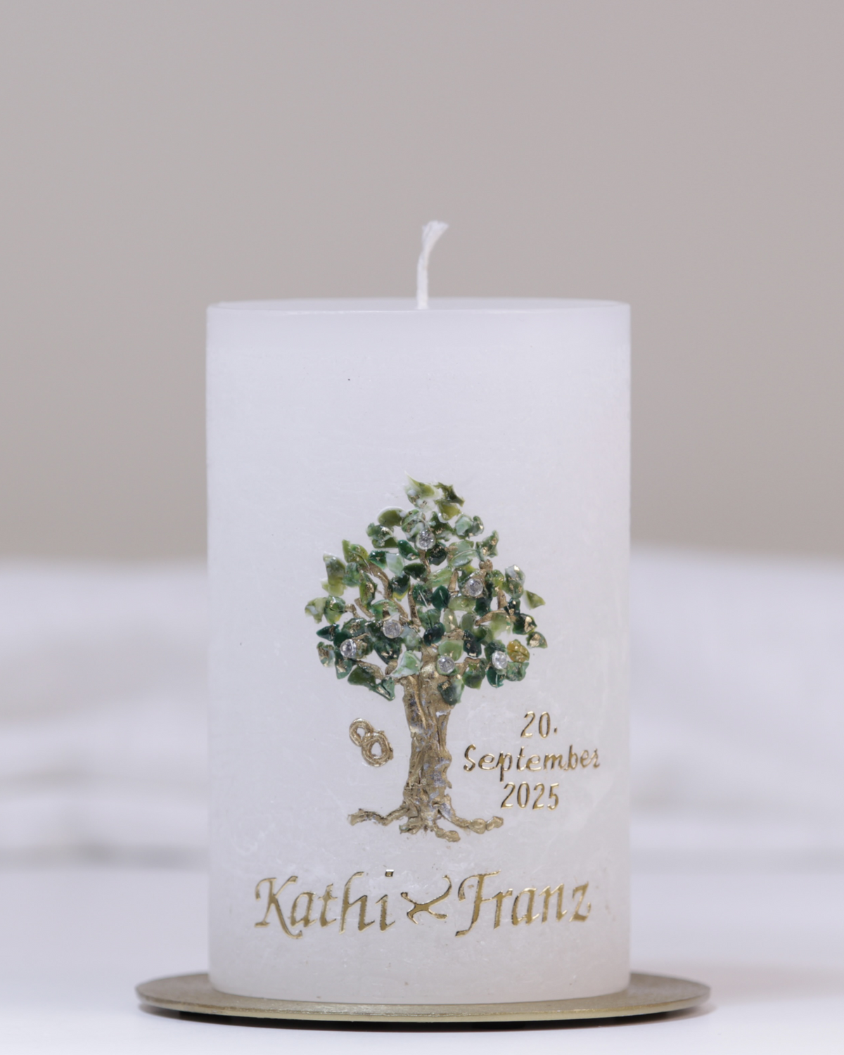 Weiße Hochzeitskerze mit Lebensbaum, Eheringen und feinen Strassteinchen – festlich und symbolträchtig.