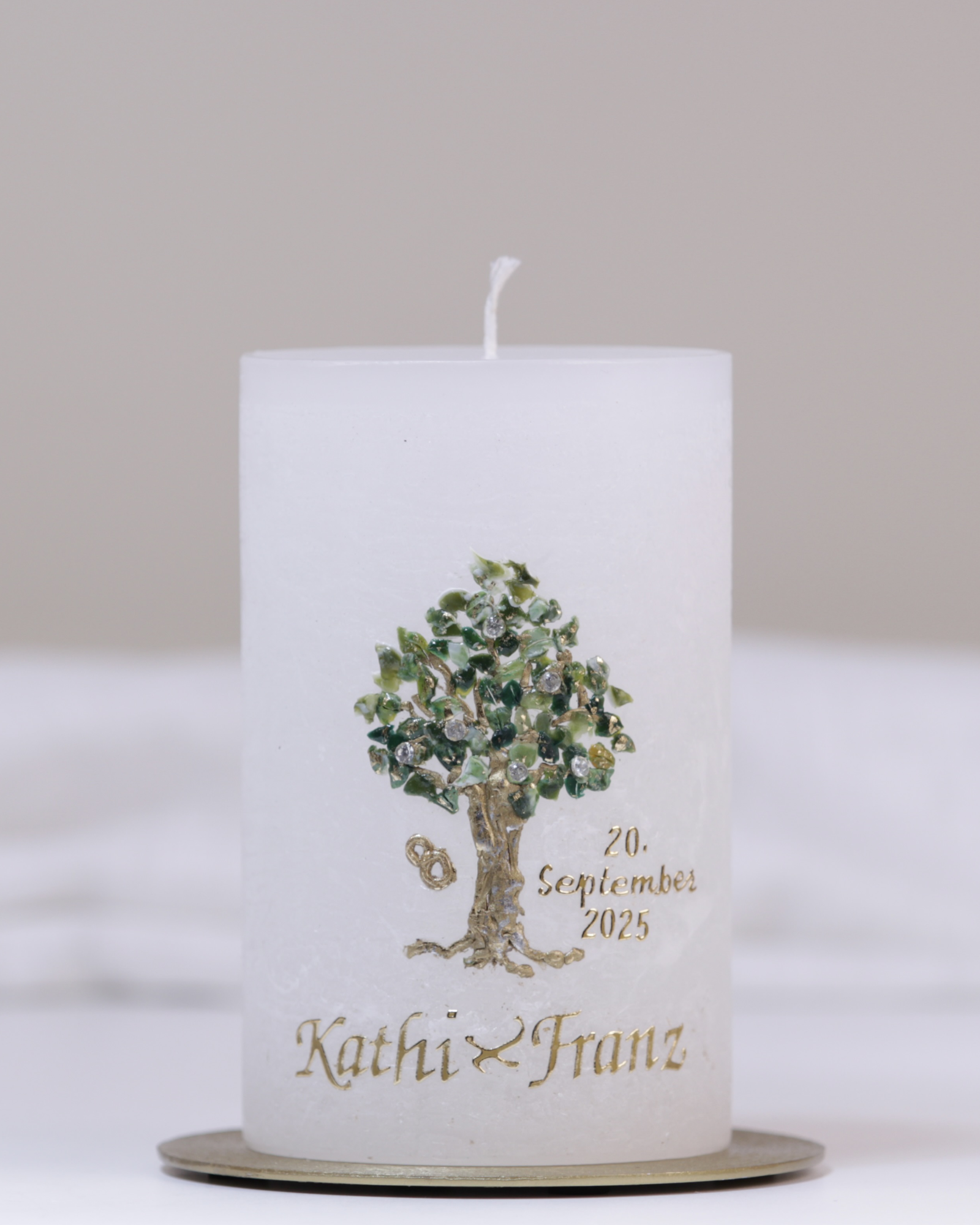 Weiße Hochzeitskerze mit Lebensbaum, Eheringen und feinen Strassteinchen – festlich und symbolträchtig.