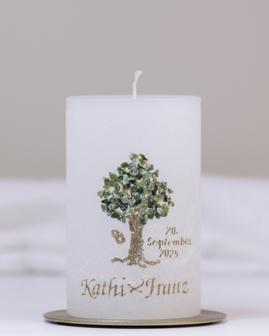 Weiße Hochzeitskerze mit Lebensbaum, Eheringen und feinen Strassteinchen – festlich und symbolträchtig.