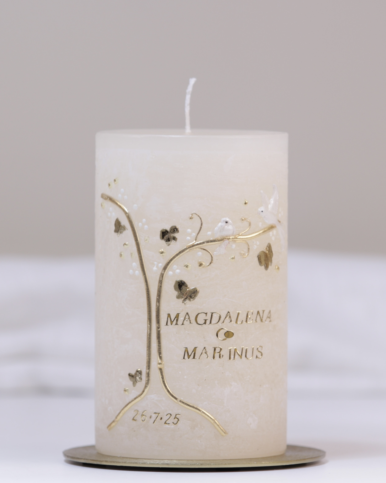 Cremefarbene Hochzeitskerze mit geschwungenem Baum, weißen Tauben und goldenen Schmetterlingen.