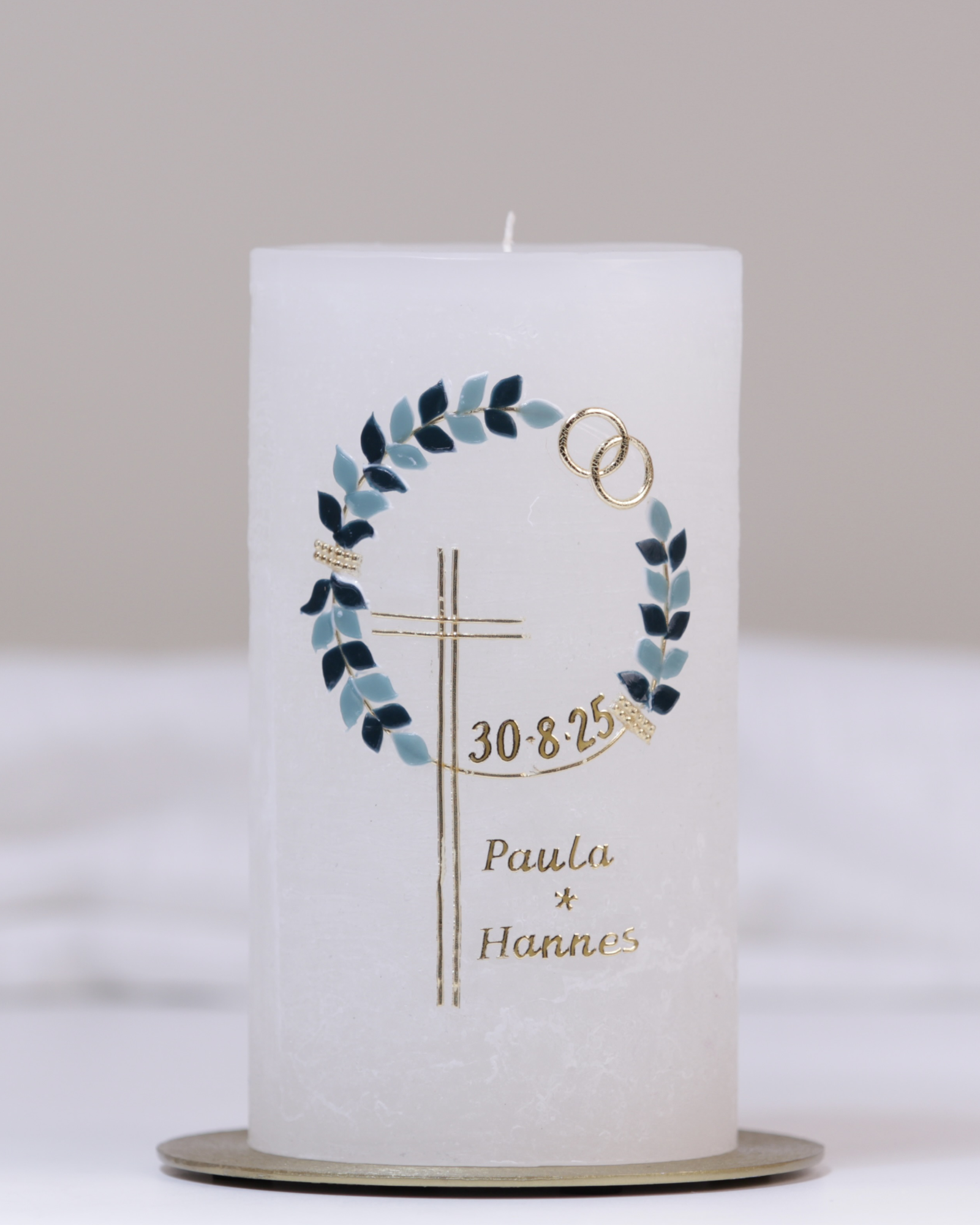 Elfenbeinfarbene Hochzeitskerze mit Kreuz, Eheringen und grüner Ranke – christlich inspiriertes Design.