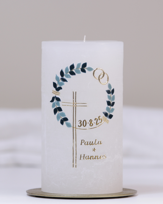 Elfenbeinfarbene Hochzeitskerze mit Kreuz, Eheringen und grüner Ranke – christlich inspiriertes Design.