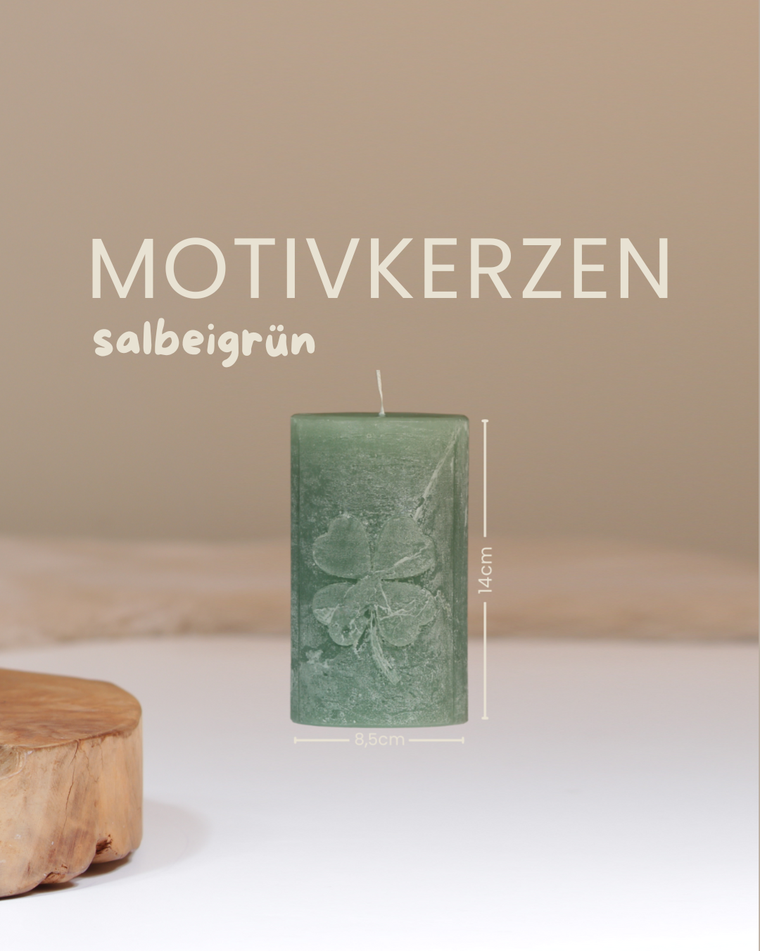 Kerze mit Kleeblatt-Motiv in salbeigrün mit Angaben zu Höhe und Durchmesser.